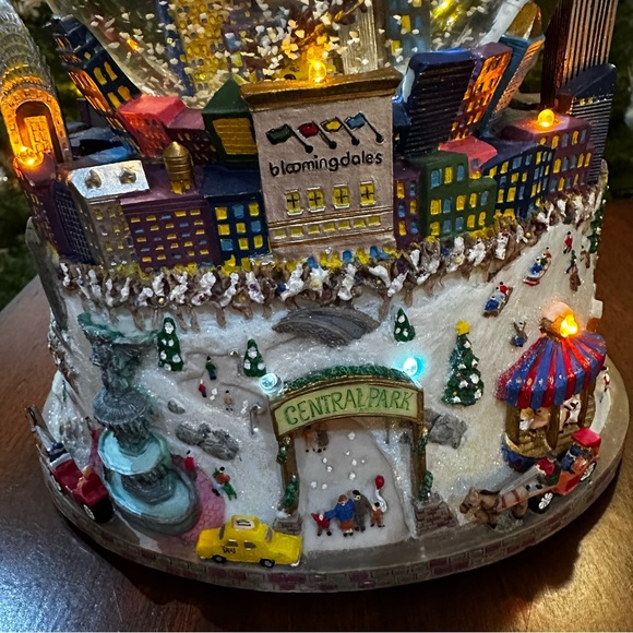 Bloomingdale's NYC Snowglobe/Music Box - Picture 8 of 11